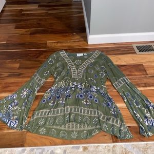 Boutique top in EUC. Worn only once or twice. Cute flared sleeves. Size small